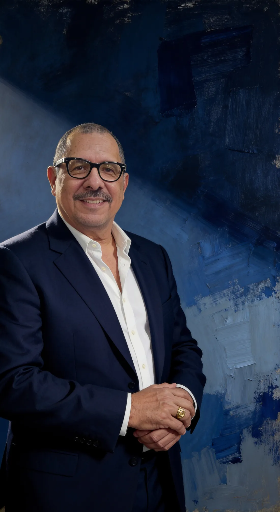 Retrato de Álvaro Patiño frente a un fondo pintado en azul