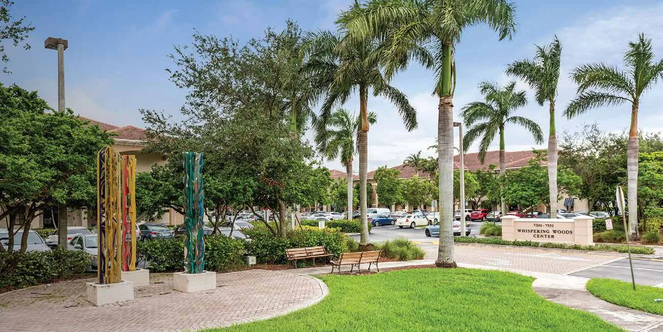 Whispering Woods Center, el edificio donde está la oficina en Coral Springs